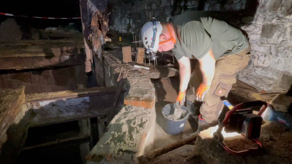 Mauerarbeiten für die Fundamenterstellung.