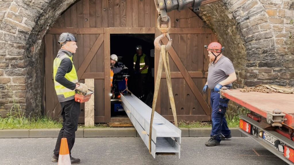 Diese Stahlträger werden die schweren Betonplatten sichern.